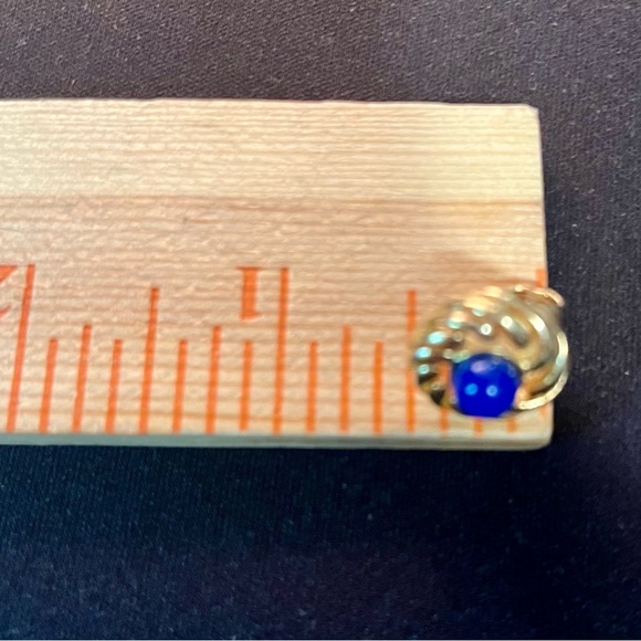 Vintage AVON 1970s Blue Gold
Swirl clip on earrings - Picture 7 of 7